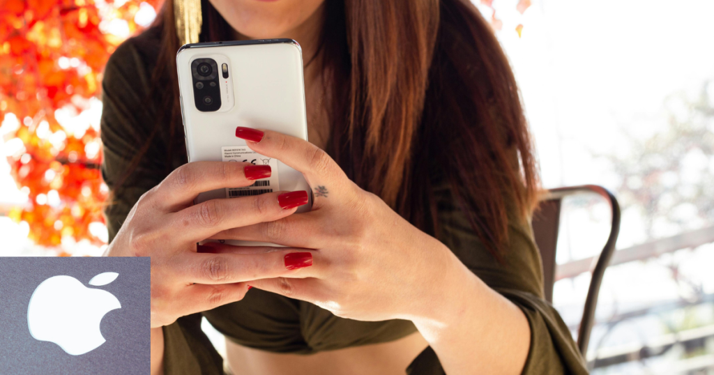 moça exibindo o Iphone