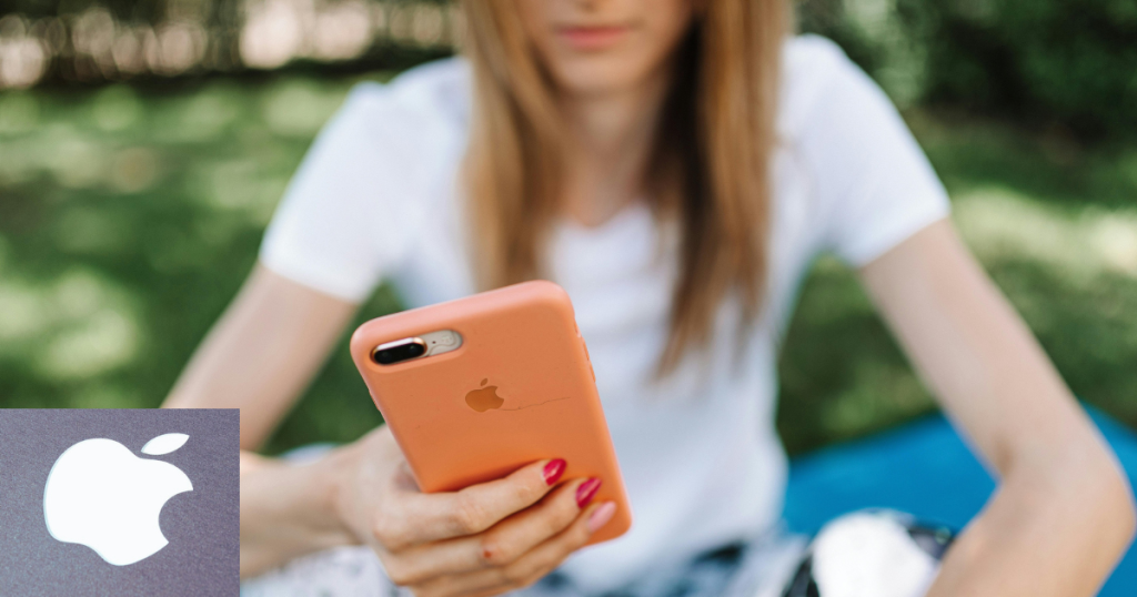 mulher segurando Iphone com capa laranja