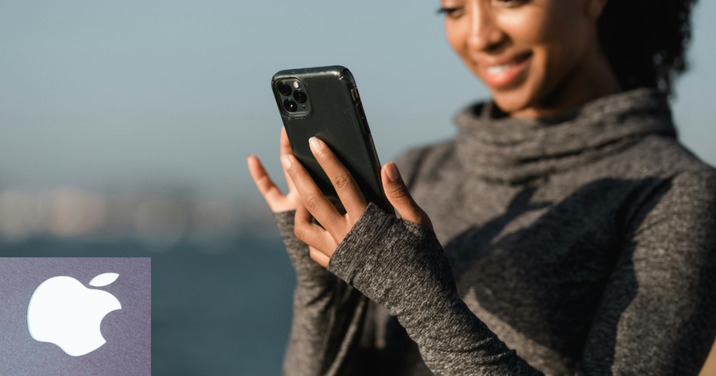 mulher negra usando Iphone