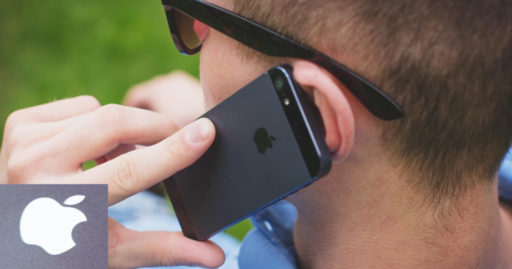 homem de óculos ligando por um Iphone