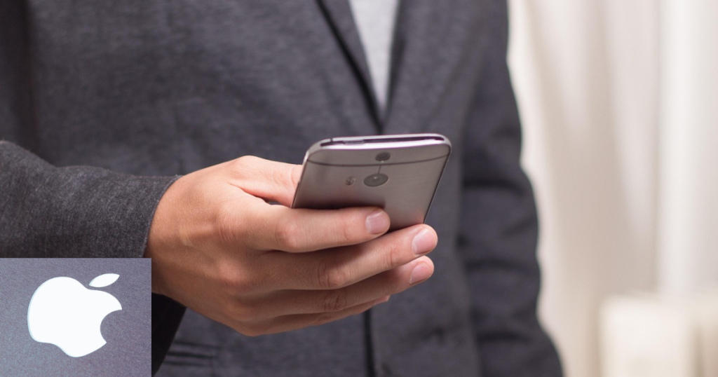 homem de terno usando Iphone