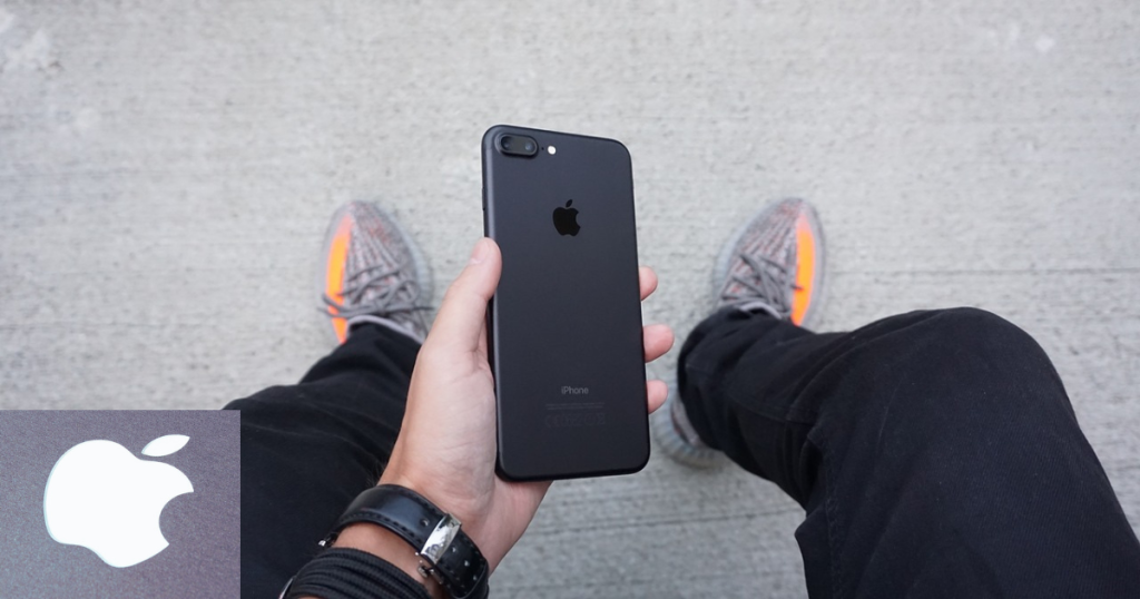 Iphone preto na mão de um homem