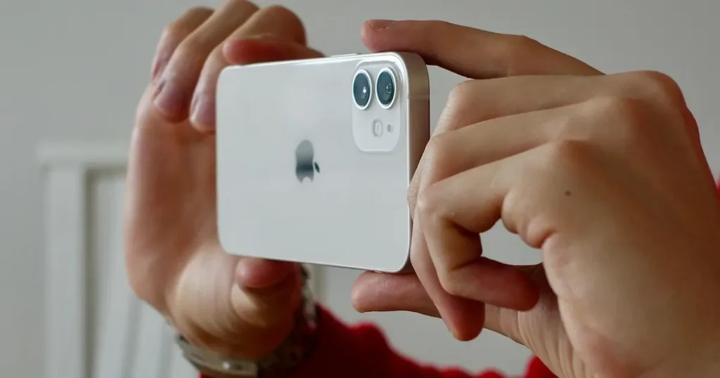 mulher mostrando o melhor iphone custo-benefício