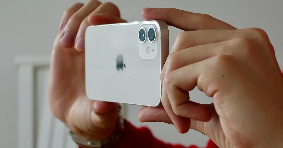 mulher mostrando o melhor iphone custo-benefício