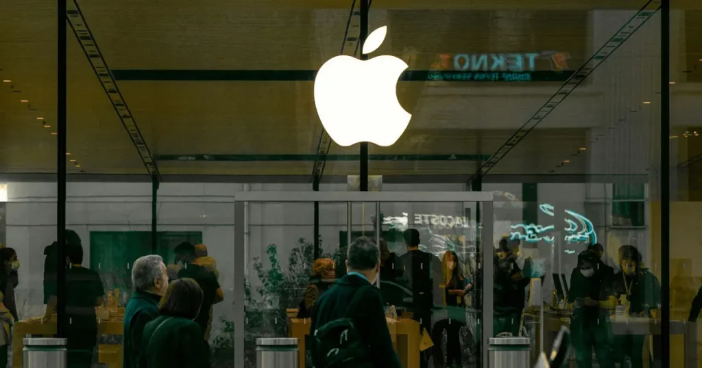 Tim Cook comemora alta demanda do iPhone 17 e prevê trimestre histórico